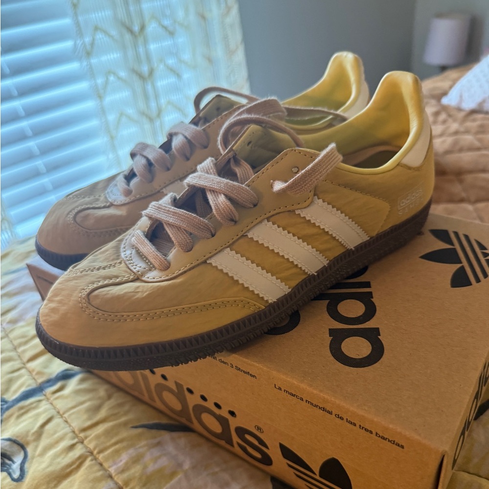 Yellow Adidas Samba excellent condition women 6 men’s 4